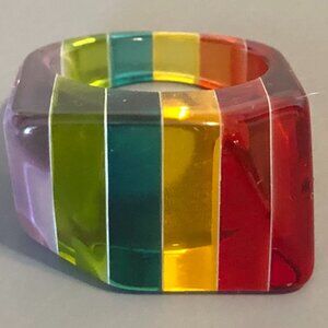VINTAGE CHUNKY 60s 70s RAINBOW STRIPED LUCITE RING SIZE 8 3/4